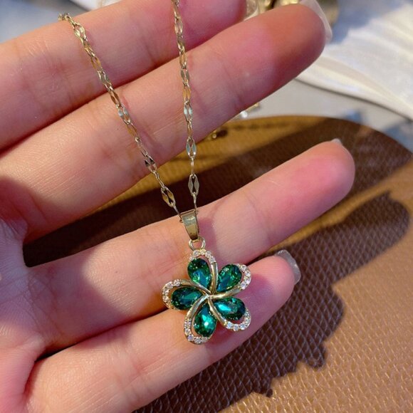 Flower Shaped Pendant Necklace - Picture 3 of 4